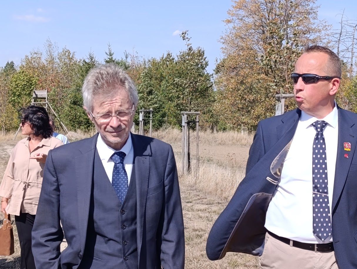 Návštěva předsedy Senátu Miloše Vystrčila v Aleji československých parašutistů