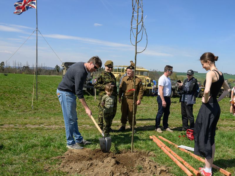 Alej československých parašutistů se rozrostla o dalších deset lip