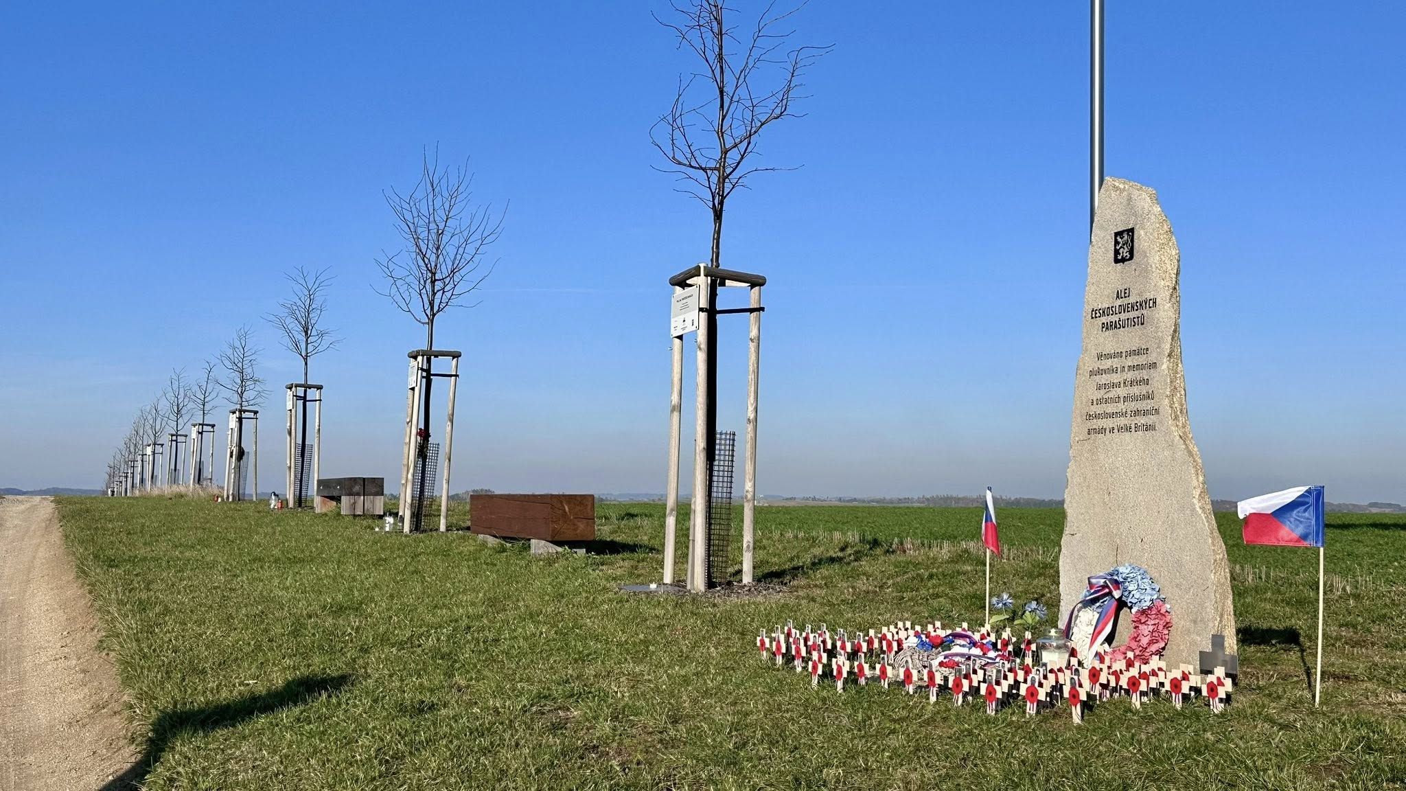 Den válečných veteránů v Aleji československých parašutistů