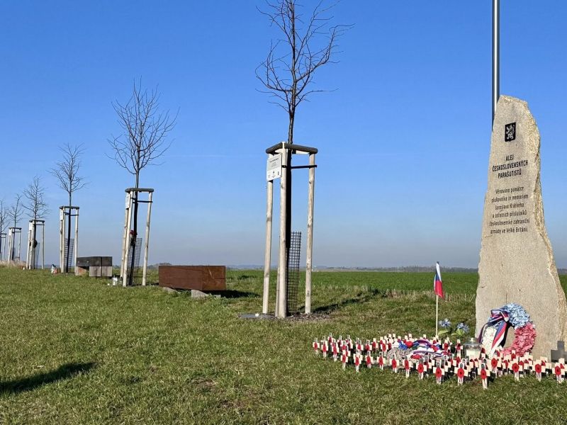 Den válečných veteránů v Aleji československých parašutistů